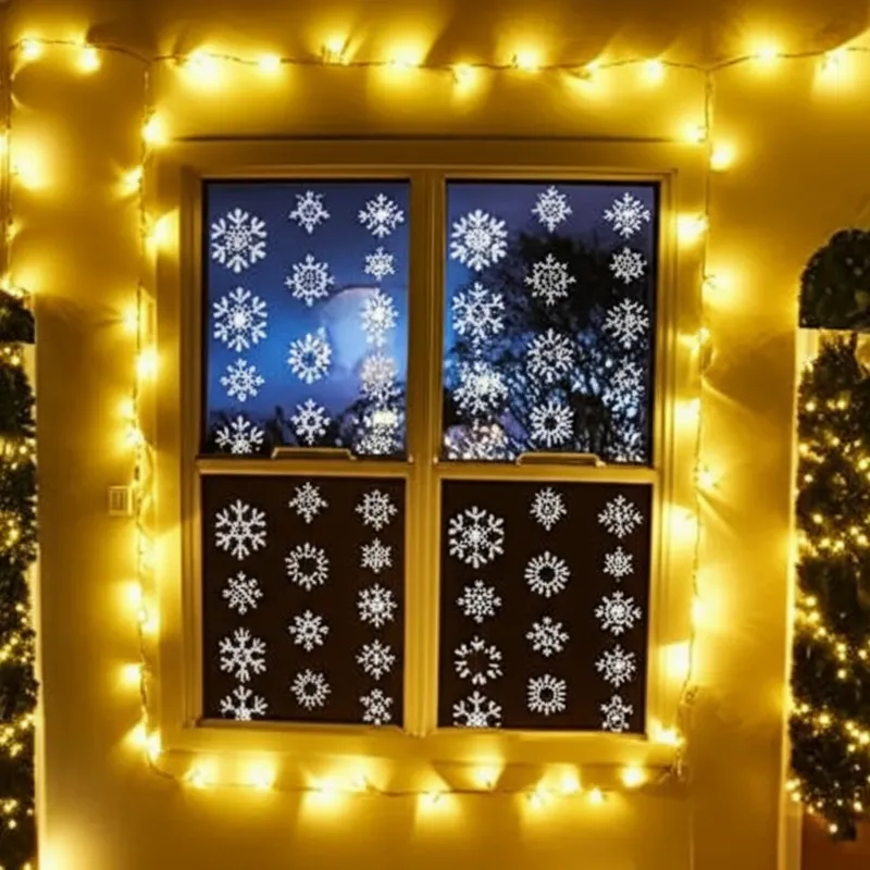 Trang trí Noel cửa kính sang trọng với decal họa tiết bông tuyết và đèn LED lấp lánh, tạo không gian ấm áp.