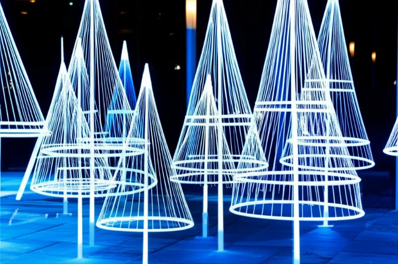 Thiết kế trang trí Giáng sinh ngoài trời hiện đại, tối giản với cây thông ánh sáng và các hình khối hình học.