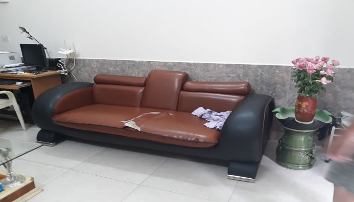 Sofa da bong tróc toàn bộ trước khi bọc lại tại nhà Quận 7 TPHCM